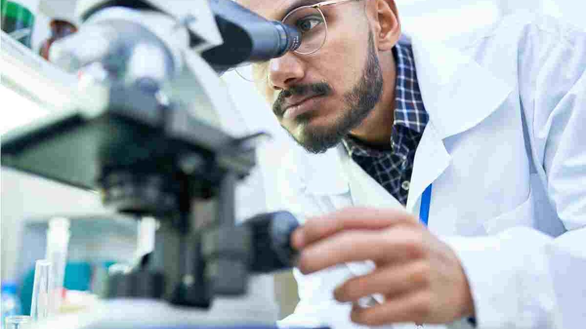 What it Takes To Become A Medical Lab Scientist