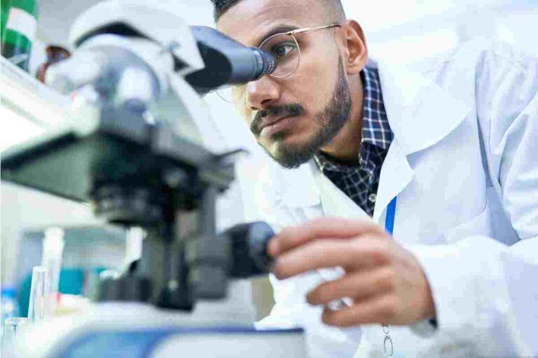 What it Takes To Become A Medical Lab Scientist